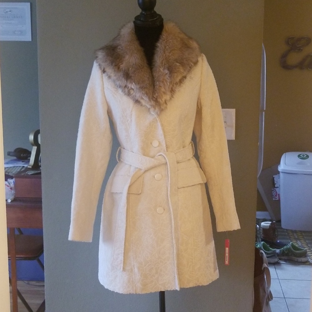 Cream peacoat with faux fur collar NWT